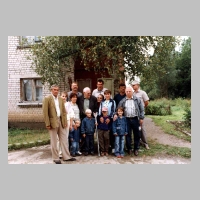 075-1026 Sommer 2004. Ottfried von Weiss mit seinen Bauern in Paterswalde.JPG